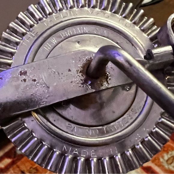 3/$15 Vintage Taplin MFG CO Yellow Knob/Handle Manual Egg Beater Mixer - Picture 4 of 6